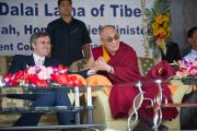 Его Святейшество Далай-лама и главный министр штата Омар Абдулла во время визита в тибетскую школу Шринагара, штат Джамму и Кашмир, Индия. 14 июля 2012 г. Фото: Тензин Чойджор (Офис ЕСДЛ)