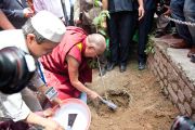 В завершение официальной программы в честь визита в тибетскую школу Шринагара, штат Джамму и Кашмир, Индия, Его Святейшество Далай-лама посадил дерево. 14 июля 2012 г. Фото: Тензин Чойджор (Офис ЕСДЛ)