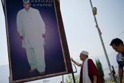 Его Святейшество Далай-лама у большого плаката с портретом шейха Мохаммеда Абдуллы, основателя партии Национальная конференция Джамму и Кашмира, деда главного министра штата Омара Абдуллы. Шринагар, штат Джаму и Кашмир, Индия. 17 июля 2012 г. Фото: Тензин Чойджор (Офис ЕСДЛ)