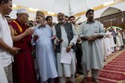 Его Святейшество Далай-лама во время посещения мечети Хазратбал в Шринагаре. Штат Джаму и Кашмир, Индия. 17 июля 2012 г. Фото: Тензин Чойджор (Офис ЕСДЛ)