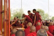 Монахи ведут диспут, в то время как Его Святейшество Далай-лама читает подготовительные молитвы перед посвящением Авалокитешвары, которое он даровал на второй и третий день учений в Падуме, Занскар. Штат Джамму и Кашмир, Индия. 30 июля 2012 г. Фото: Тензин Такла (Офис ЕСДЛ)