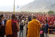 Его Святейшество Далай-лама приветствует собравшихся в храме Калачакры в первый день учений в Падуме, Занскар. Штат Джамму и Кашмир, Индия. 29 июля 2012 г. Фото: Тензин Такла (Офис ЕСДЛ)
