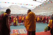 Его Святейшество Далай-лама приветствует собравшихся перед началом учений и ритуала зарождения бодхичитты в монастыре Шачукул, расположенном в отдаленном районе Ладака Чангтанг. Штат Джамму и Кашмир, Индия. 9 августа 2012 г. Фото: Тензин Такла (Офис ЕСДЛ)