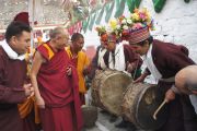В Дха-Бема, отдаленном районе Ладака, Его Святейшество Далай-ламу приветствуют местные жители с традиционными барабанами. Штат Джамму и Кашмир, Индия. 11 августа 2012 г. Фото: Тензин Такла (Офис ЕСДЛ)