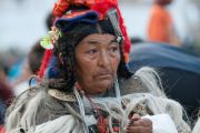 Ладакская женщина в традиционной одежде слушает учения Его Святейшества Далай-ламы в Дха-Бема, отдаленном районе Ладака, населенном индо-арийскими племенами. Штат Джамму и Кашмир, Индия. 11 августа 2012 г. Фото:  Namgyal AV Archive