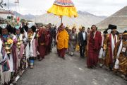 Его Святейшество Далай-лама приветствует местных жителей по дороге в монастырь Шачукул, расположенный в отдаленном районе Ладака Чангтанг, куда он направляется, чтобы даровать учения по буддизму и провести ритуал зарождения бодхичитты. Штат Джамму и Кашмир, Индия. 9 августа 2012 г. Фото: Тензин Такла (Офис ЕСДЛ)