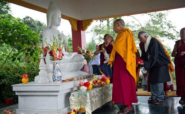 Его Святейшество Далай-лама посетил несколько тибетских монастырей и побывал в школе Вудсток в Массури