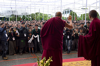 В завершение визита в Дехрадун Его Святейшество Далай-лама даровал учение по буддизму для школьников