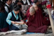 Участники учений следят за комментариями Его Святейшества Далай-ламы по тексту Шантидевы "Бодхичарья-аватара". Дахарамсала, Индия. 4 сентября 2012 г. Фото: Abhishek Madhukar
