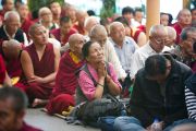 Участники учений Его Святейшества Далай-ламы в главном тибетском храме Цуглакан. Дахарамсала, Индия. 4 сентября 2012 г. Фото: Abhishek Madhukar