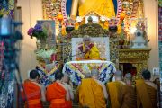 Буддийские монахи из Сингапура читают молитвы перед началом трехдневных учений Его Святейшества Далай-ламы в главном тибетском храме Цуглакан. Дахарамсала, Индия. 4 сентября 2012 г. Фото: Abhishek Madhukar