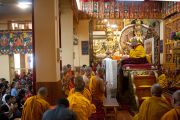 Буддийские монахи из Сингапура читают молитвы перед началом трехдневных учений Его Святейшества Далай-ламы в главном тибетском храме Цуглакане. Дахарамсала, Индия. 4 сентября 2012 г. Фото: Abhishek Madhukar