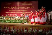 Выступление учащихся на праздновании 50-летия Центральной администрации тибетских школ. Дели, Индия. 10 сентября 2012 г. Фото: Тензин Чойджор (Офис ЕСДЛ)