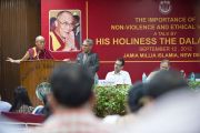 Его Святейшество Далай-лама выступает с лекцией "Ненасилие и нравственные ценности в исламском университете Джамия Миллия. Дели, Индия. 12 сентября 2012 г. Фото: Тензин Чойджор (Офис ЕСДЛ)