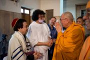 Его Святейшество Далай-лама встречается со служителями других религиозный традиций во время межконфессионального молебна в храме Шри Рамакришны. Дели, Индия. 11 сентября 2012 г. Фото: Тензин Чойджор (Офис ЕСДЛ)