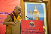 Его Святейшество Далай-лама выступает с приветственным словом на открытии Всемирной встречи во имя мира и гармонии. Дели, Индия. 11 сентября 2012 г. Фото: Тензин Чойджор (Офис ЕСДЛ)
