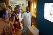 Его Святейшество Далай-лама на открытии выставки, посвященной Свами Вивекананде. Дели, Индия. 11 сентября 2012 г. Фото: Тензин Чойджор (Офис ЕСДЛ)