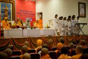 Дети исполняют приветственную песню на открытии Всемирной встречи во имя мира и гармонии. Дели, Индия. 11 сентября 2012 г. Фото: Тензин Чойджор (Офис ЕСДЛ)