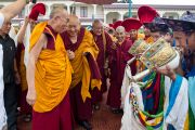 В бибиотеке Сонгцен Его Святейшество Далай-ламу встречали традиционной церемонией. Тибетское поселение Декьилинг неподалеку от г. Дехрадун, Индия. 14 сентября 2012 г. Фото: Тензин Чойджор (Офис ЕСДЛ)