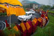 Котреж Его Святейшества Далай-ламы прибыл в библиотеку Сонгцен в тибетском поселении Декьилинг неподалеку от г. Дехрадун, Индия. 14 сентября 2012 г. Фото: Тензин Чойджор (Офис ЕСДЛ)