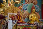 Его Святейшество Далай-лама дарует учения в шедре Дрикунг в тибетском поселении Декьилинг неподалеку от г. Дехрадун, Индия. 14 сентября 2012 г. Фото: Тензин Чойджор (Офис ЕСДЛ)