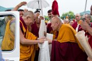 Дрикунг Чецан Ринпоче приветствует Его Святейшество Далай-ламу в библиотеке Сонгцен в тибетском поселении Декьилинг неподалеку от г. Дехрадун, Индия. 14 сентября 2012 г. Фото: Тензин Чойджор (Офис ЕСДЛ)