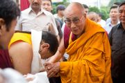 Его Святейшество Сакья Тризин приветствует Его Святейшество Далай-ламу у входа в парк Норлинг в тибетском поселении Декьилинг неподалеку от г. Дехрадун, Индия. 14 сентября 2012 г. Фото: Тензин Чойджор (Офис ЕСДЛ)