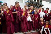 Члеты тибетской общины ожидают прибытия Его Святейшества Далай-ламы в тибетское поселение Клемент Таун, Индия. 13 сентября 2012 г. Фото: Тензин Чойджор (Офис ЕСДЛ)