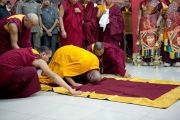 Его Святейшество Далай-лама совершает простирания в монастыре Миндролинг в тибетском поселении Клемент Таун, Индия. 13 сентября 2012 г. Фото: Тензин Чойджор (Офис ЕСДЛ)