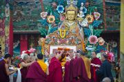 Его Святейшеству Далай-ламе совершают традиционные подношения во время его визита в тибетское поселение Клемент Таун, Индия. 13 сентября 2012 г. Фото: Тензин Чойджор (Офис ЕСДЛ)