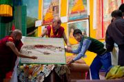 Ученики филиала "Тибетской детской деревни" преподнесли Его Святейшеству Далай-ламе панно, сделанное вручную. Селаки, Дехрадун, Индия. 15 сентября 2012 г. Фото: Тензин Чойджор (Офис ЕСДЛ)