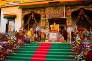 Его Святейшество Далай-лама дарует учения в монастыре Таши Кхил в тибетском поселении Клемент-Таун неподалеку от Дехрадуна, Индия. 15 сентября 2012 г. Фото: Тензин Чойджор (Офис ЕСДЛ)
