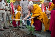 Его Святейшество Далай-лама сажает дерево в ретритном центре Тхекчог Самтенлинг в окрестностях Дехрадуна, Индия. 16 сентября 2012 г. Фото: Тензин Чойджор (Офис ЕСДЛ)