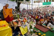 Его Святейшество Далай-лама приветствует собравшихся в центре тибетских ремесел в Раджпуре, Индия. 16 сентября 2012 г. Фото: Тензин Чойджор (Офис ЕСДЛ)