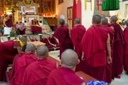 Монахини монастыря Сакья Ринченлинг демонстрируют Его Святейшеству Далай-лама свое владение искусством ведения философского диспута. Дехрадун, Индия. 16 сентября 2012 г. Фото: Тензин Чойджор (Офис ЕСДЛ)