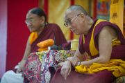 Его Святейшество Далай-лама и Сакья Тризин Ринпоче наблюдают за философским диспутом монахинь в монастыре Сакья Ринченлинг. Дехрадун, Индия. 16 сентября 2012 г. Фото: Тензин Чойджор (Офис ЕСДЛ)