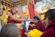 Сакья Тризин Ринпоче совершает традиционные подношения Его Святейшеству Далай-ламе в монастыре Сакья в Раджпуре, Индия. 16 сентября 2012 г. Фото: Тензин Чойджор (Офис ЕСДЛ)