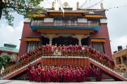 Его Святейшество Далай-лама с монахами монастыря Сакья в Раджпуре, Индия. 16 сентября 2012 г. Фото: Тензин Чойджор (Офис ЕСДЛ)