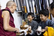 Ученики школы Вудсток встречают Его Святейшество Далай-ламу традиционными подношениями. Массури, Индия. 16 сентября 2012 г. Фото: Тензин Чойджор (Офис ЕСДЛ)