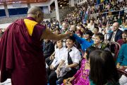 Его Святейшество Далай-лама здоровается с учениками школы Вудсток в Массури, Индия. 16 сентября 2012 г. Фото: Тензин Чойджор (Офис ЕСДЛ)