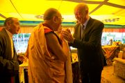Гельмут Кутин, бывший президент организации SOS Kinderdorf, приветствует Его Святейшество Далай-ламу на праздновании юбилея фонда "Тибетские дома" в Массури, Индия. 17 сентября 2012 г. Фото: Тензин Чойджор (Офис ЕСДЛ)
