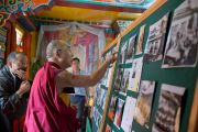Его Святейшество Далай-лама знакомится с фотовыставкой, посвященной юбилею фонда "Тибетские дома". Массури, Индия. 17 сентября 2012 г. Фото: Тензин Чойджор (Офис ЕСДЛ)