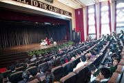 Его Святейшество Далай-лама отвечает на вопросы учеников школы Уинберга Аллена в Массури, Индия. 17 сентября 2012 г. Фото: Тензин Чойджор (Офис ЕСДЛ)