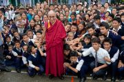 Его Святейшество Далай-лама фотографируется на память учениками школы фонда "Тибетские дома" и членами их семей. Массури, Индия. 17 сентября 2012 г. Фото: Тензин Чойджор (Офис ЕСДЛ)