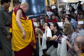 Ученики из более чем 60 стран участвуют в учениях Далай-ламы в Дхарамсале