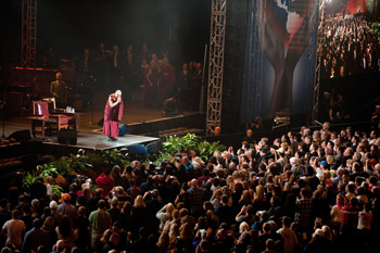 Его Святейшество Далай-лама побывал на концерте «Единый мир» в Сиракузах, штат Нью-Йорк