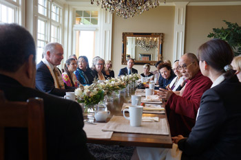 Его Святейшество Далай-лама побывал на концерте «Единый мир» в Сиракузах, штат Нью-Йорк