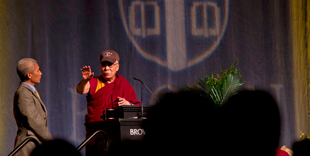 Его Святейшество Далай-лама прочел огденовскую лекцию в Университете Брауна