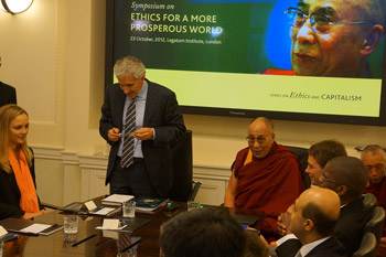 Его Святейшество Далай-лама принял участие в симпозиуме «Этика во имя процветания мира»