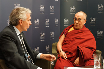 Его Святейшество Далай-лама принял участие в симпозиуме «Этика во имя процветания мира»